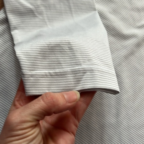 BNWOT Under Armor light gray striped loose heat gear 1/4 zip top - Picture 7 of 13